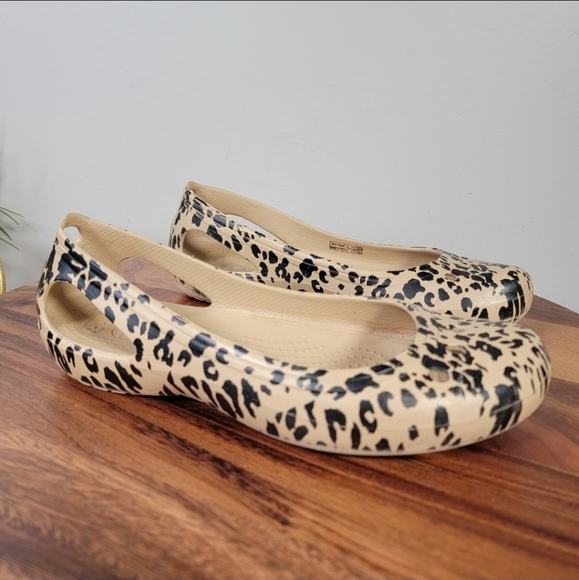 CROCS Leopard Print Flats Size 8 Animal Casual Comfy - Picture 3 of 16